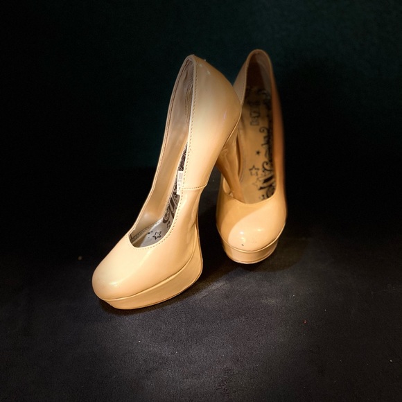 Tan Heels - Picture 1 of 6